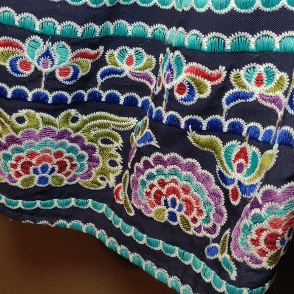 Romeo & Juliet Couture Embroidered On Or Off The Shoulder Top SIZE MEDIUM - Picture 8 of 9